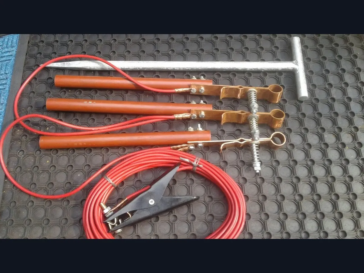 Shorting clip set with earthing rods